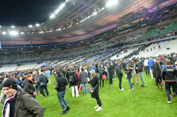 Torcedores invadem gramado do Stade de France após encerramento do amistoso entre França e Alemanha.