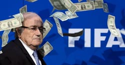 Dólares de mentira jogados por um manifestante que protestava contra a corrupção caem sobre o então presidente da Fifa, Joseph Blatter.