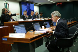 Deputado Vanderlei Macris, atento a exposição do criminalista Antônio Carlos de Almeida Castro.