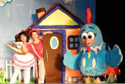 Cena do infantil Dudinha e a Galinha Pintadinha.