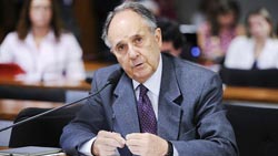 Senador Cristovam Buarque (PPS-DF).