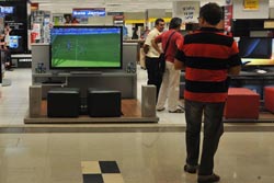 Percentual dos que têm contas ou dívidas em atraso chegou a 24,2% em julho. Consumidores estão mais cautelosos.