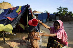 Incêndios e perseguições obrigaram os rohingyas a abandonarem seus lares.