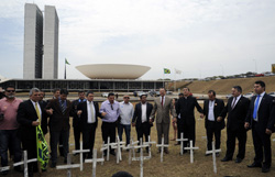 Deputados e representantes de policiais se reuniram no gramado em frente ao Congresso, onde foram fixadas cruzes simbolizando os mortos.