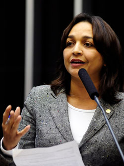 Deputada Eliziane Gama, relatora da proposta.