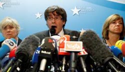 Líder destituído da Catalunha, Carles Puigdemont, durante coletiva de imprensa em Bruxelas.