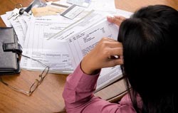 Sete em cada dez brasileiros deixaram de pagar ou pagaram com atraso pelo menos uma conta em 2017.