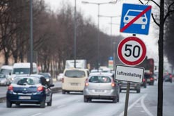 Sinalização de tráfego indica “controle de poluição do ar” e o limite de velocidade de 50 km/h em Munique, na Alemanha.