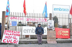 Funcionário se acorrenta na entrada da fábrica da Embraco na Itália.