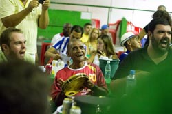 Agrupamentos de samba são formados por jovens músicos que buscam a inspiração da velha guarda. Na foto, Binha do Salgueiro toca com o Glória ao Samba.