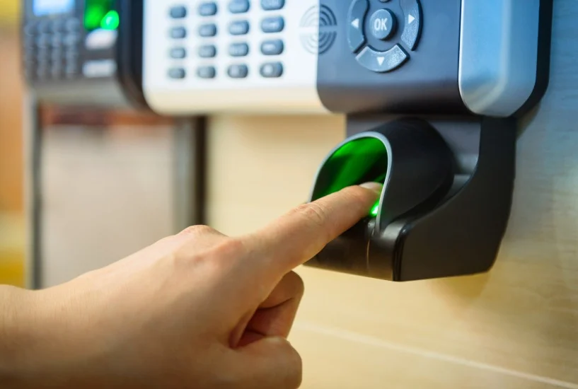 Empresa brasileira economiza equivalente a duas voltas na terra em papel de ponto
